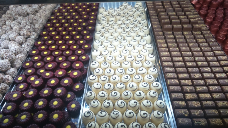 ecommerce-ANTIBES-min_chocolates_milk_chocolate_white_chocolate_truffles_candy_food_treat_cacao-1213769